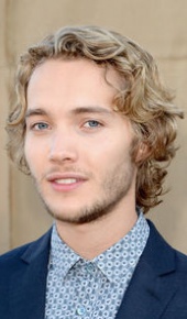 herec Toby Regbo