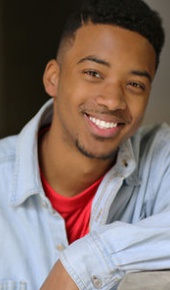 herec Algee Smith