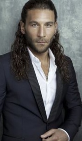 herec Zach McGowan