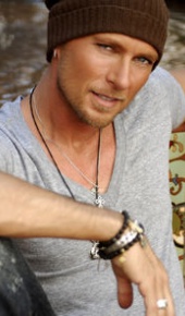 herec Luke Goss