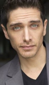 herec Josh Keaton