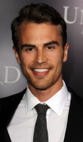 herec Theo James