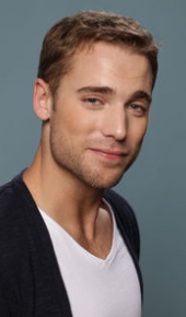 herec Dustin Milligan