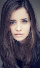 herec Holly Earl