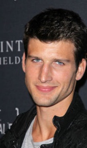 herec Parker Young