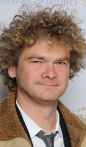 herec Simon Farnaby