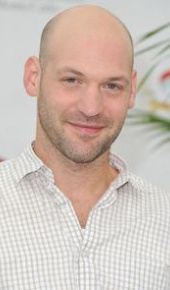 herec Corey Stoll