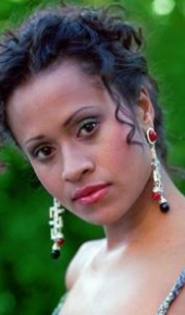 herec Angel Coulby