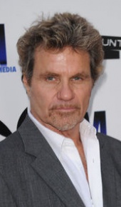 herec Martin Kove