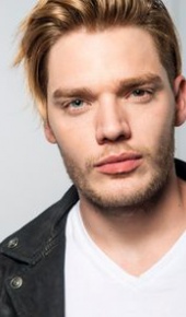 herec Dominic Sherwood