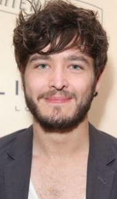 herec Alexander Vlahos