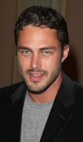 herec Taylor Kinney