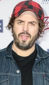 herec Angus Sampson